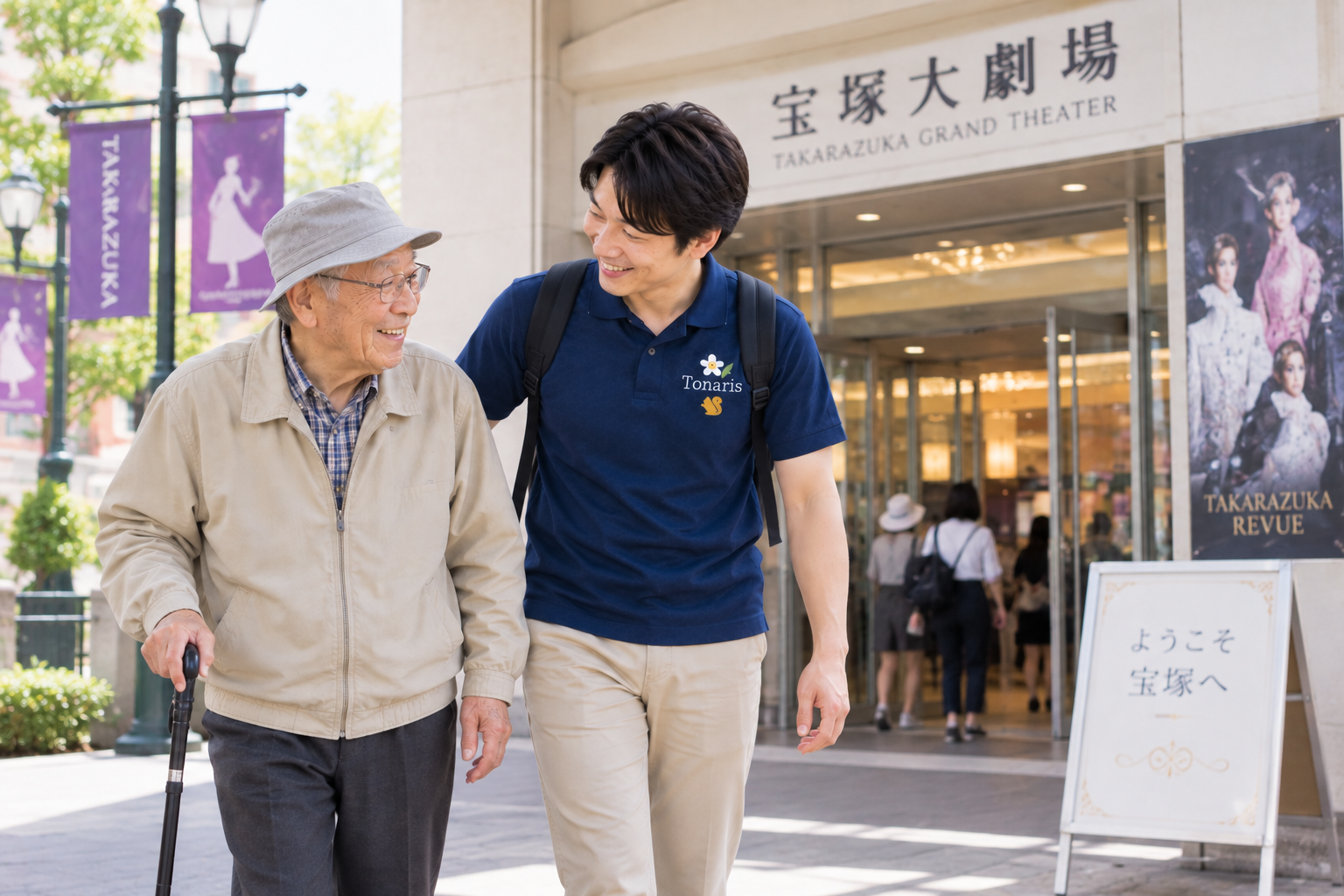 車に乗り込む家族とスタッフ