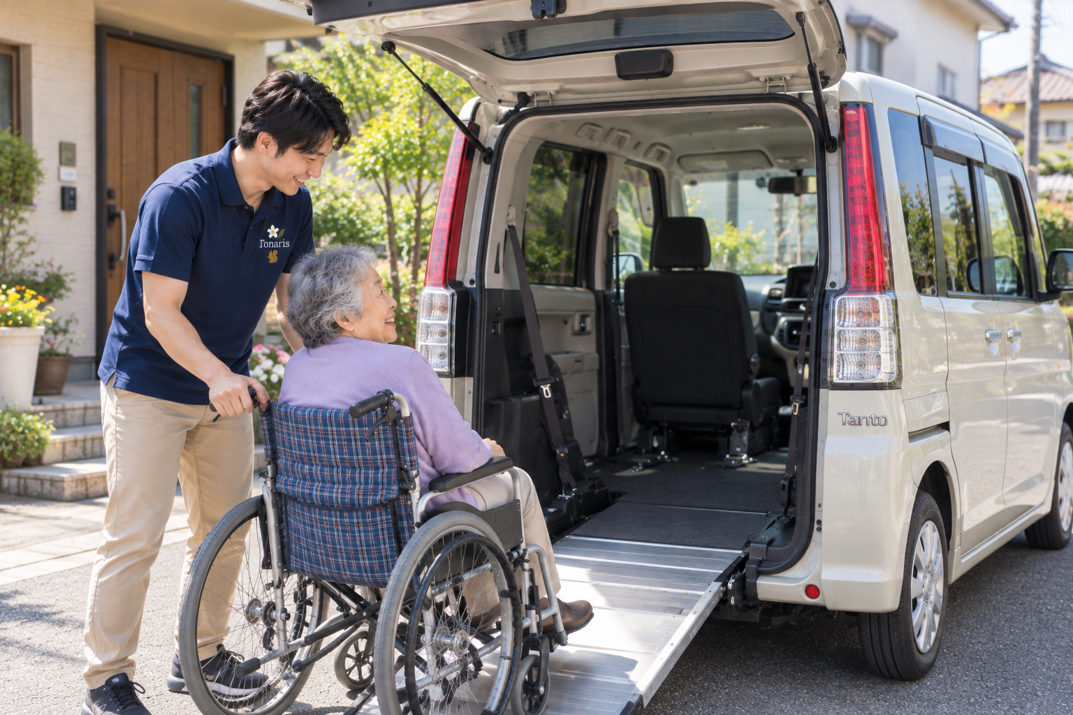 車いすからの移乗を介助するスタッフ
